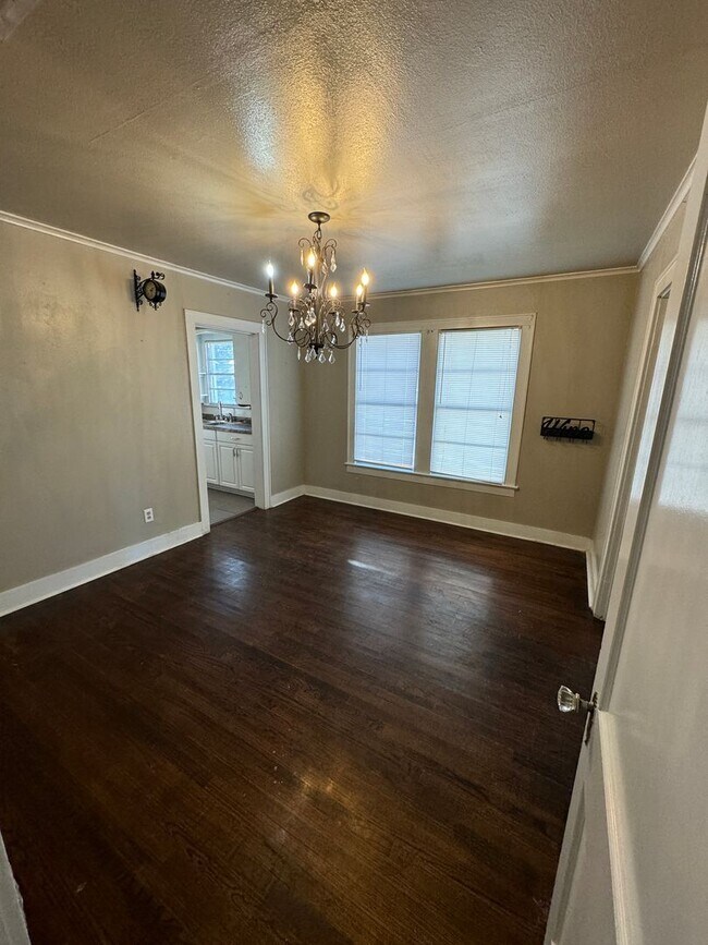 Building Photo - Half off the first Full Month's rent! Supe...