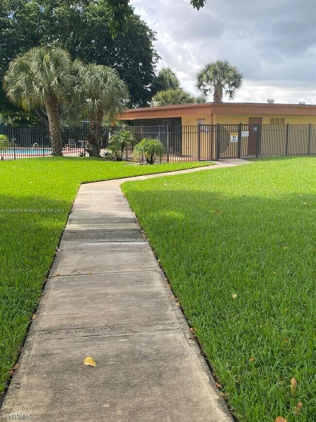 Foto del edificio - 2 br, 2 bath House - 9370 SW 8th St Apt 102