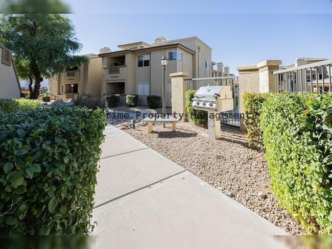 Building Photo - 1880 E Morten Ave