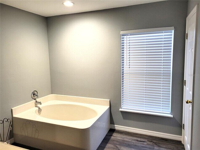 Foto del edificio - 5326 Woodridge Ln