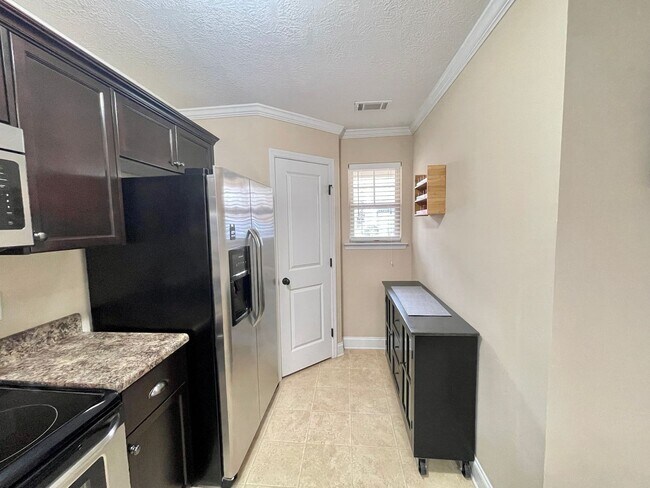 Foto del edificio - Large Town Home with Garage