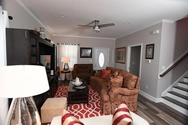 Foto del edificio - Room in House on S Person St
