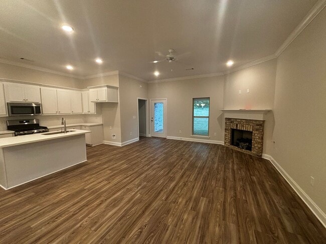 Building Photo - ****JUST REDUCED!!PLUS 1ST MONTHS RENT IS ...