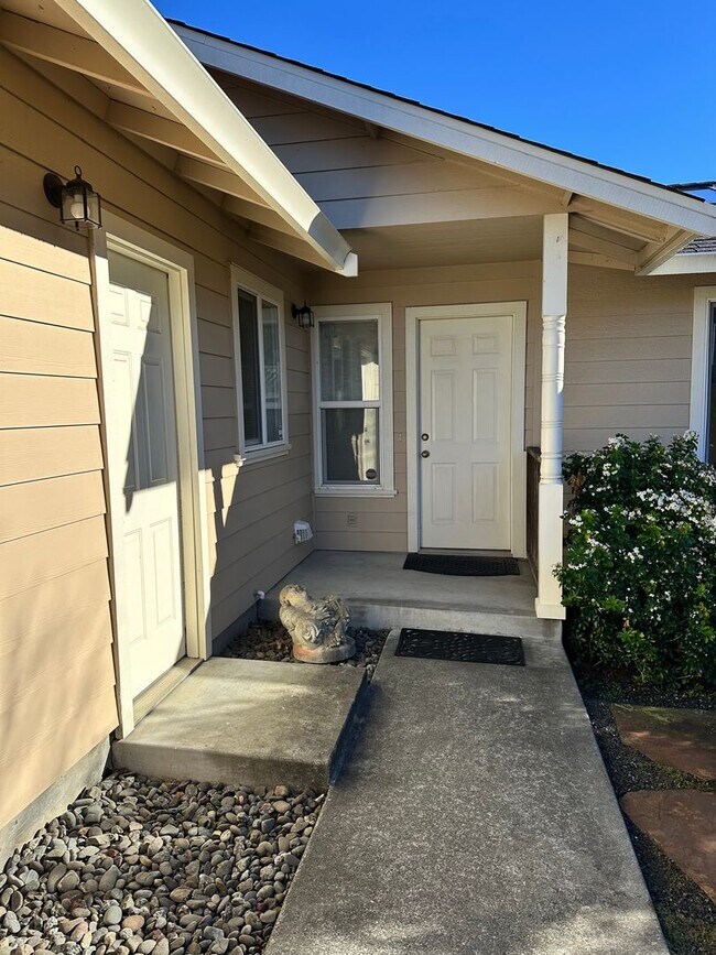 Foto del edificio - 1 Bedroom, 1 Bath Duplex – Sunny McKinleyville