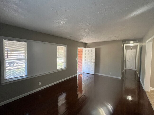Building Photo - **ON HOLD**4 Bedroom / 2 Bathroom Home for...