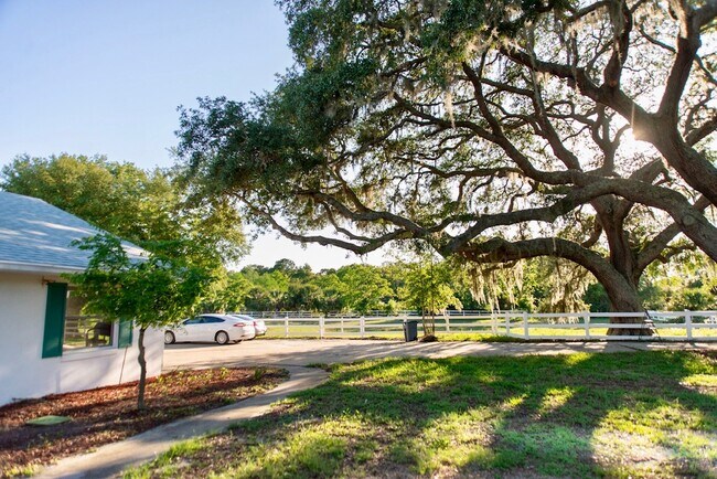 Foto del edificio - 315 Lazy Acres Ln