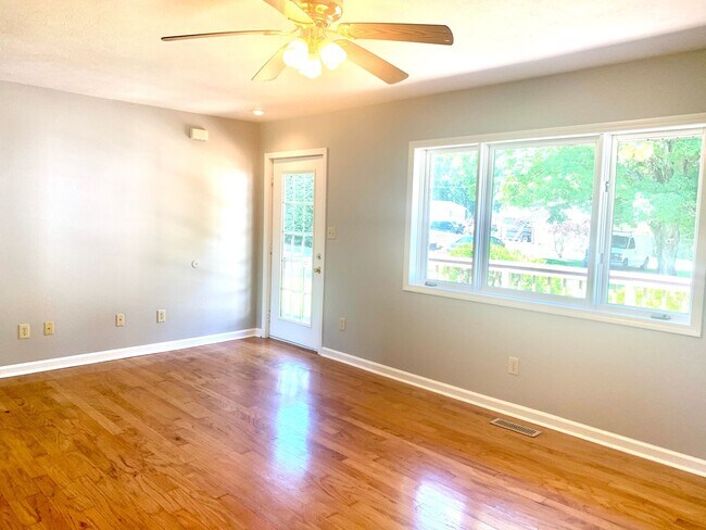 Foto del edificio - NEWLY Renovated 3 BED/2 BA Home!