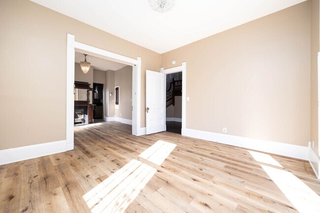 Foto del edificio - Beautiful 2bed/2bath Victorian style home with extra room for an office and bonus attic room!