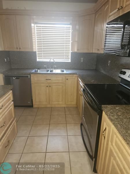 Foto del edificio - 244 NW 12th Ct
