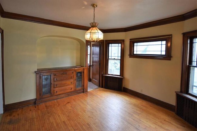 Building Photo - Spacious 3 Bedroom Single Family