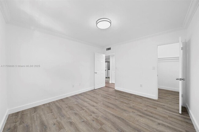 Foto del edificio - 4325 NW S Tamiami Canal Dr