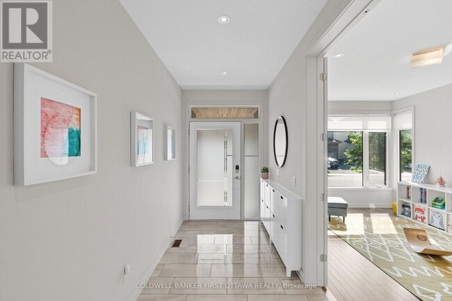 Building Photo - 375 Serenade Cres