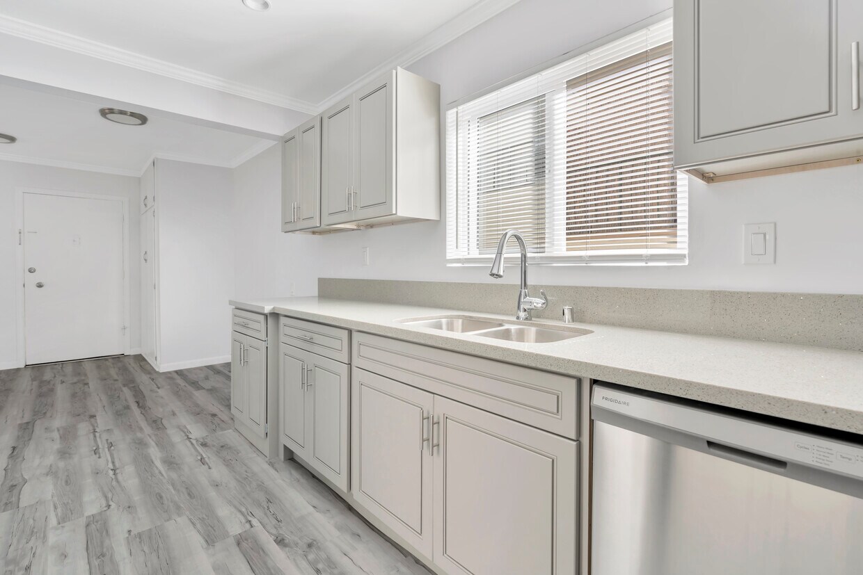 Palm View Village Apartments in Inglewood, CA