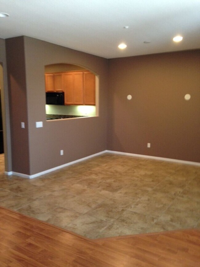 Foto del edificio - 40211 Rosewell Ct