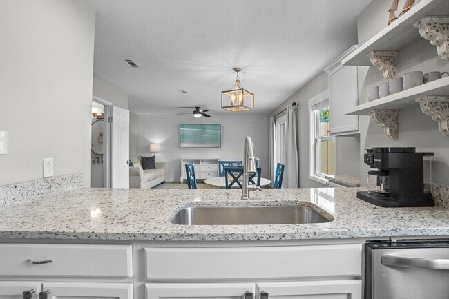 Foto del edificio - 17462 Front Beach Rd