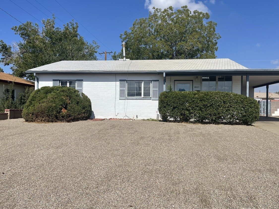 Foto principal - 8921 Claremont Ave NE