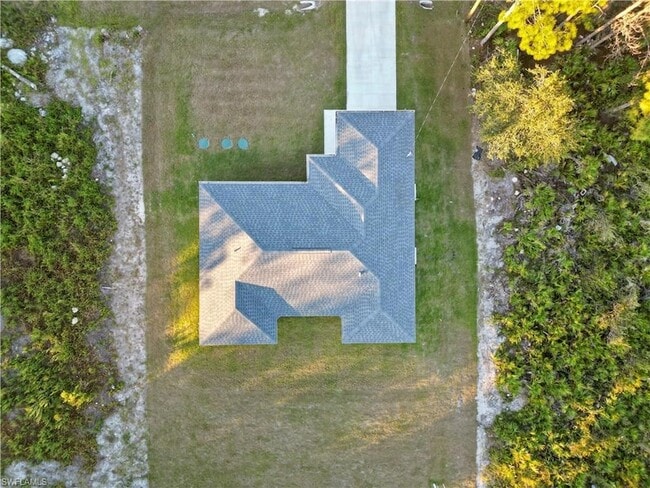 Building Photo - 732 Asher St E