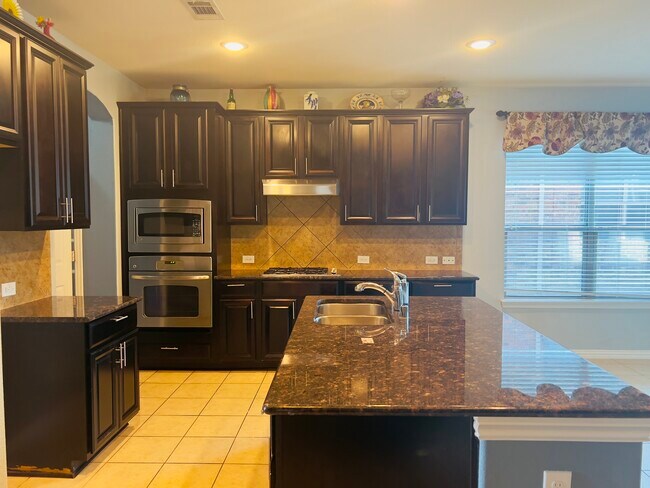 Kitchen - 1020 Chickasaw Dr