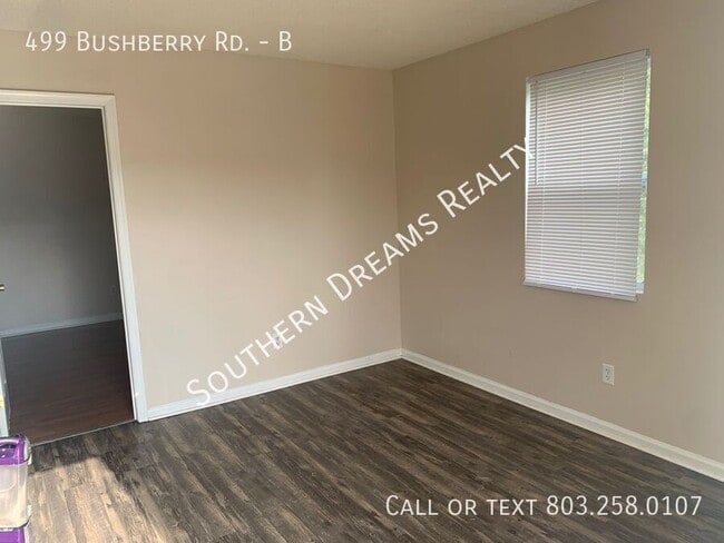 Foto del edificio - 499 Bushberry Rd