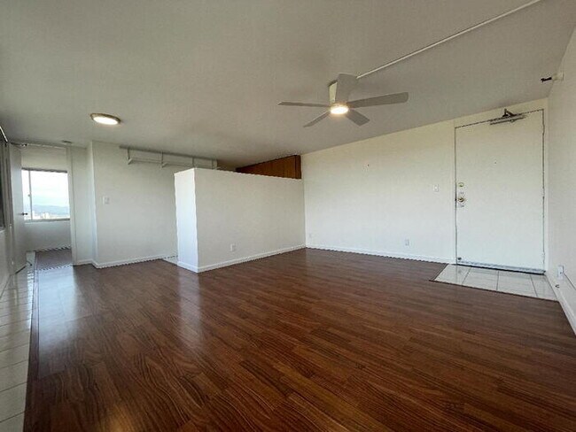 Foto del edificio - To register for the showing time below, note the 4 digit code: 6000 and click "APPLY NOW."(mobile...