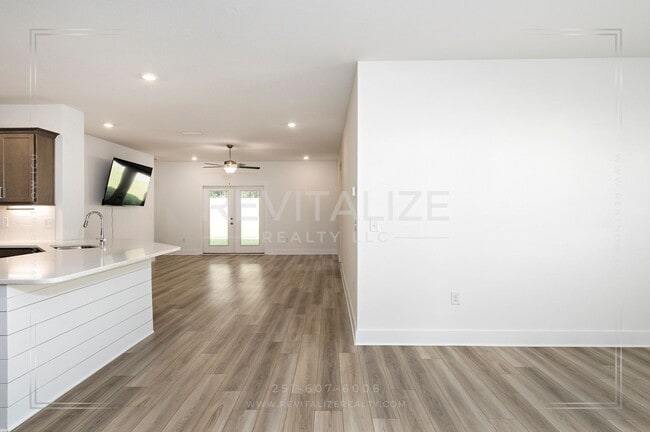 Foto del edificio - Charming Gold Fortified Home in Live Oak E...