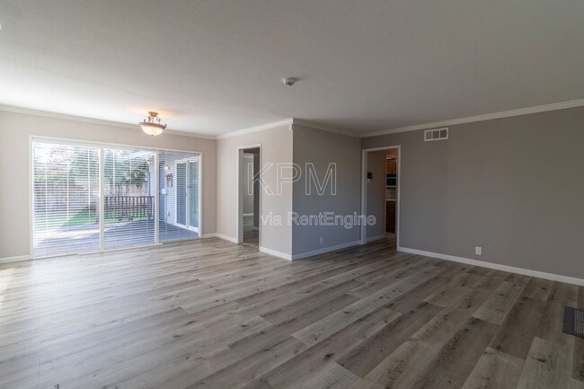 Building Photo - 218 E Longview Ave