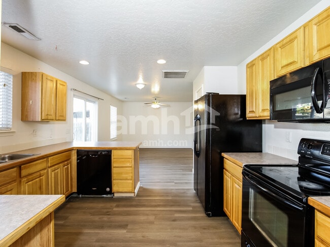 Foto del edificio - 12930 Hayes St