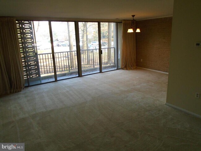 Foto del edificio - 4415 Briarwood Ct N