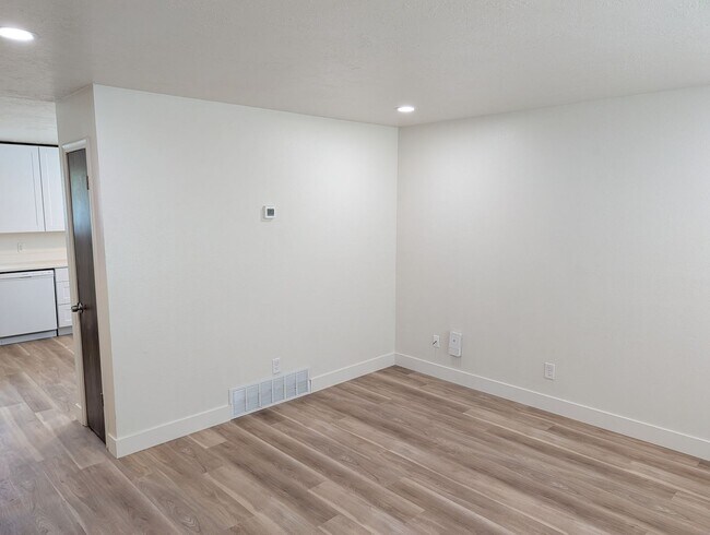 Building Photo - 4 Bedroom 1.5 Bath Twin-Home