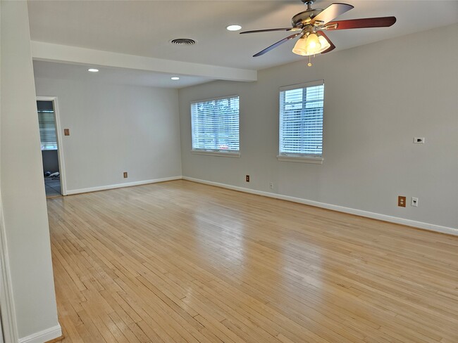 Building Photo - 2049 Sheridan St