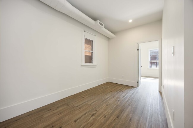 Building Photo - 406 Roncesvalles Av