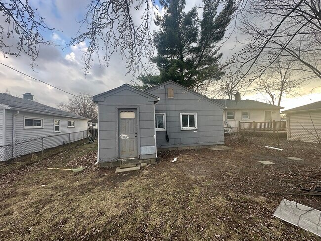 Trasero - 32360 Carlisle Pky
