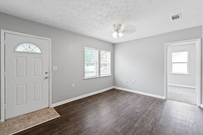 Building Photo - Duplex - For Rent West Side $ 1200.00/Month