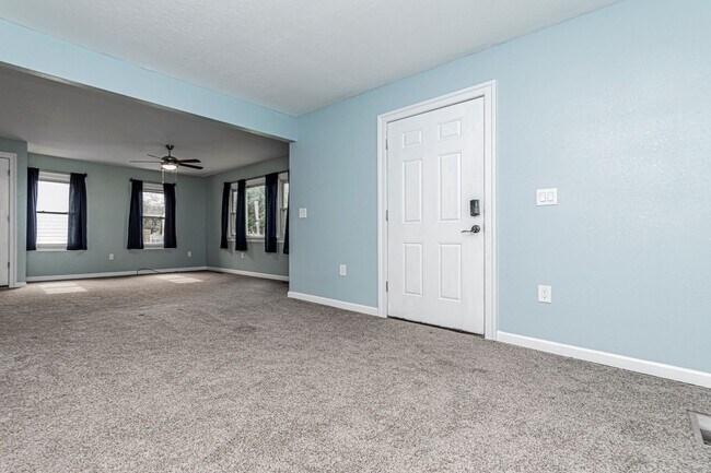 Building Photo - Shop and carport!