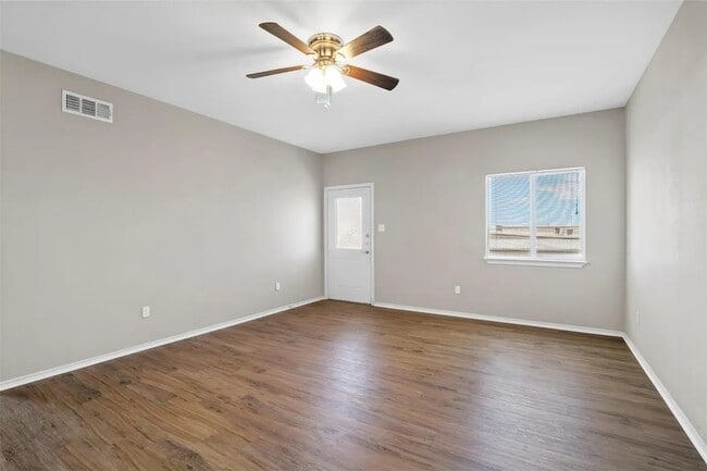Building Photo - 512 E Hazelwood St