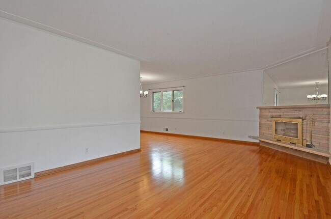 Foto del edificio - Spacious 5-Bed 3-Bath Home in Edina - Available Now!