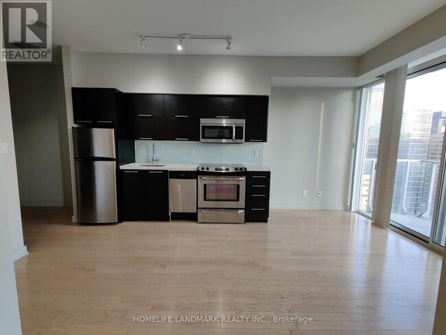 Building Photo - 126 Simcoe St