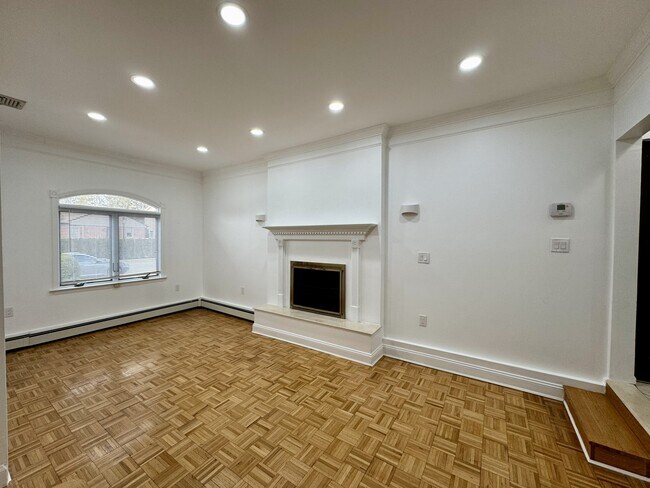 Building Photo - 23 Center Dr