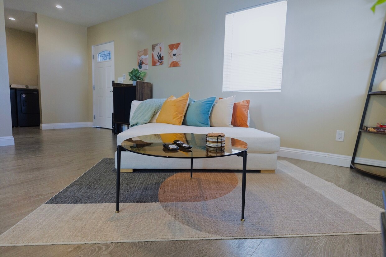 Precioso apartamento de 1 dormitorio amueblado - 5821 Madden Ave