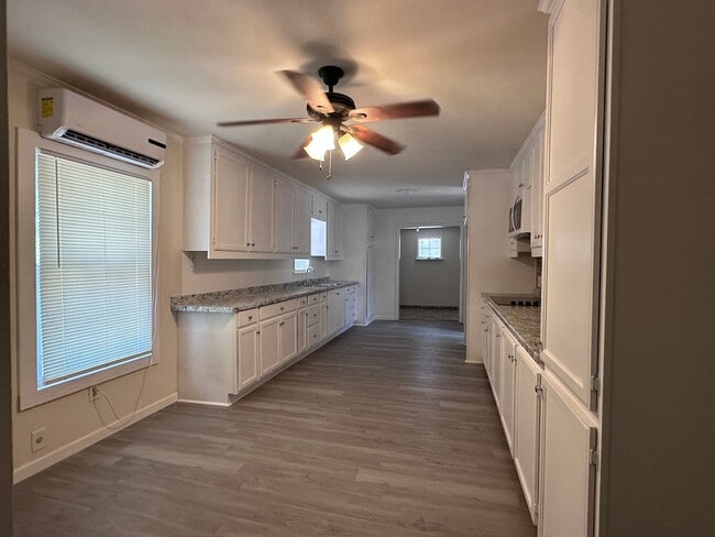 Building Photo - 501 Villa Dr