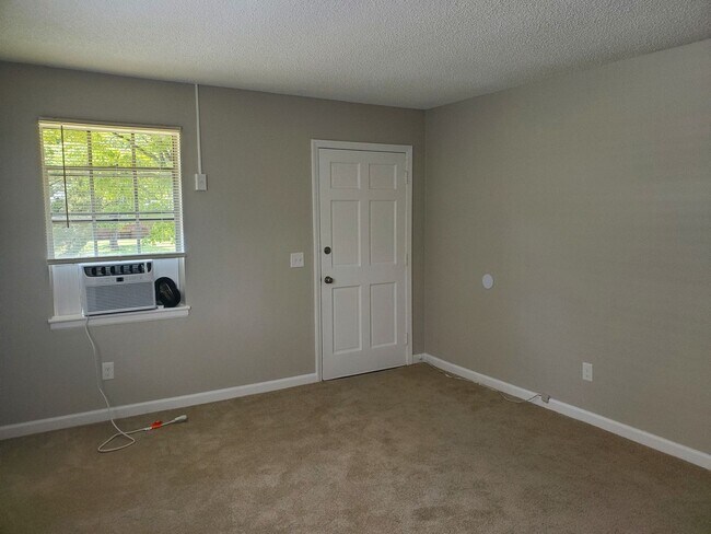 Building Photo - 906 Walker Court ~ Pine Ridge