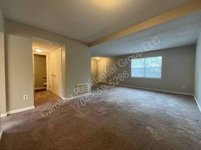 Foto del edificio - 8913 Hunter Ridge Dr
