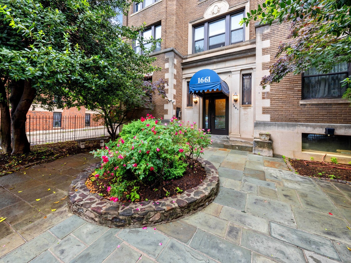 Foto principal - 1661 Park Rd NW