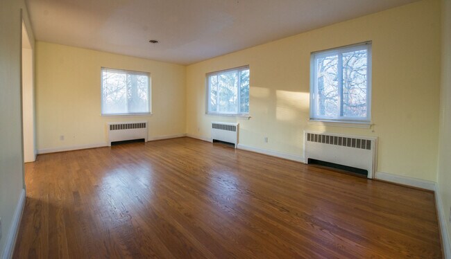 Living Room - 2207 Sulgrave Ave