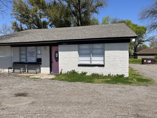 Building Photo - 305 E Pine St