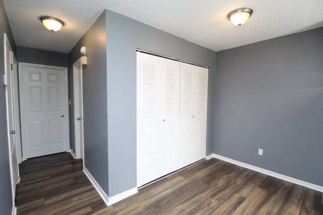 Foto del edificio - Updated 2BR/2BA North Pensacola Apartment with Wood-Look Flooring, Private Fenced Patio & Washer/...