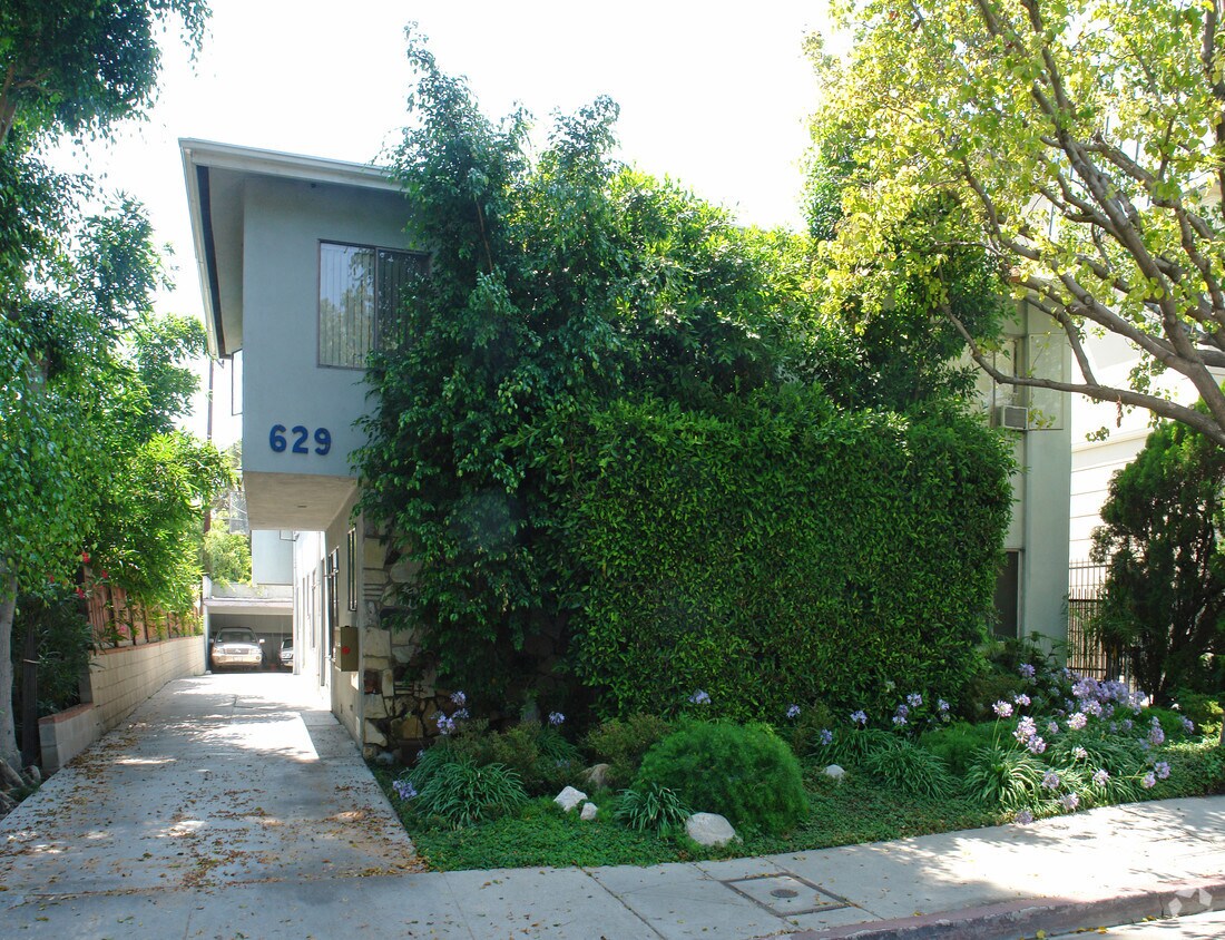 Foto principal - 629 N West Knoll Dr