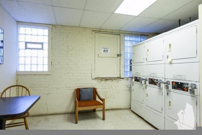 Building Photo - 4031 N Kenmore Ave