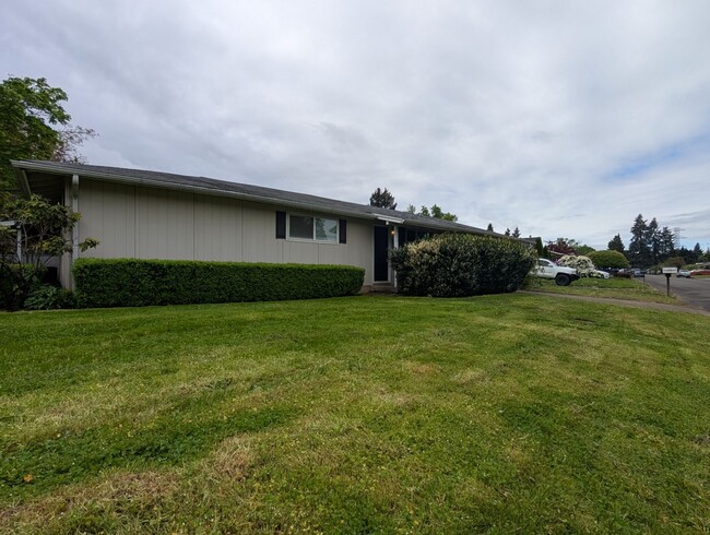 Building Photo - Great 2+ Bedroom, 1 Bathroom Duplex In Spr...