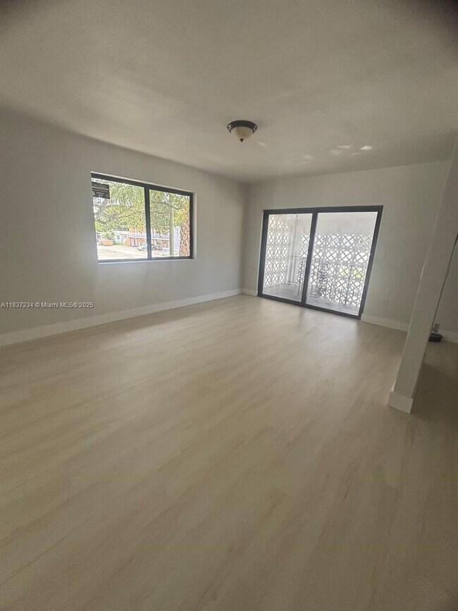 Foto del edificio - 600 NE 142nd St